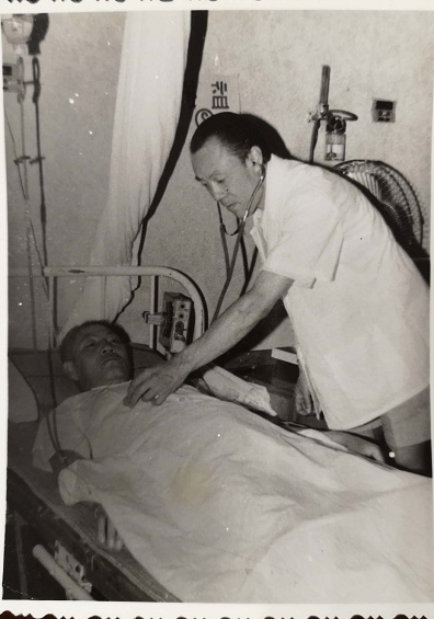 张骝主任医师正在对重病人进行查房.jpg 张骝主任医师正在对重病人进行查房.jpg