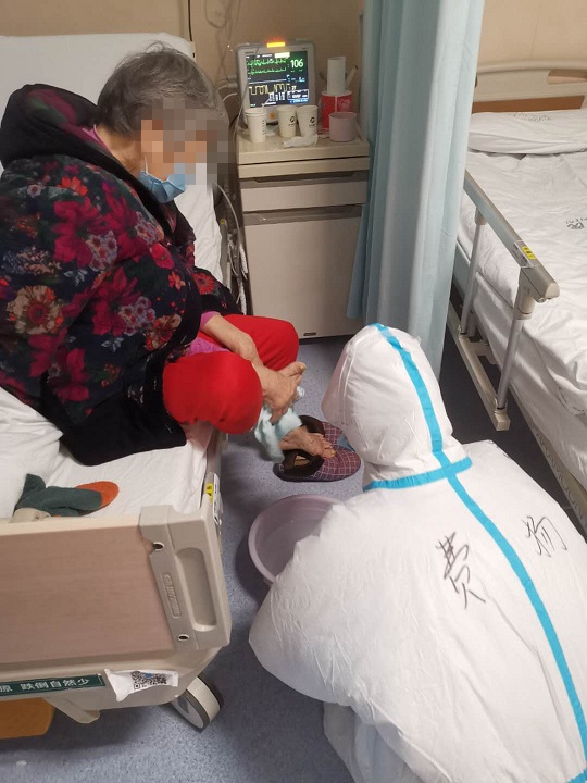 费扬-洗脚_副本.jpg 费扬-洗脚_副本.jpg